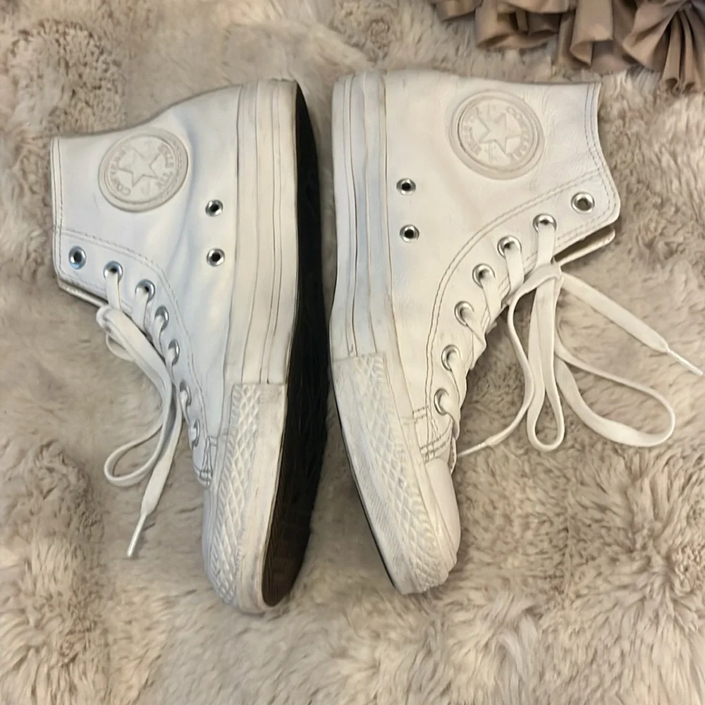 Converse Chuck Taylor All Star White Leather Hightop Lace Up Sneakers W-8 M-6